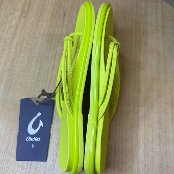 NWT-OLUKAI- Aka Sandals in citron lime green- women Size 7 - Picture 8 of 9